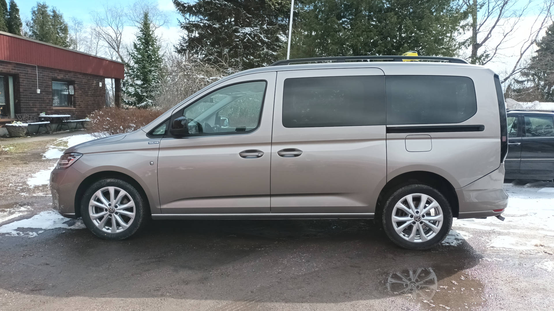 Volkswagen Caddy, Henkilömäärä: 6+1, 4+pyörätuoli tai 2+paarit.
