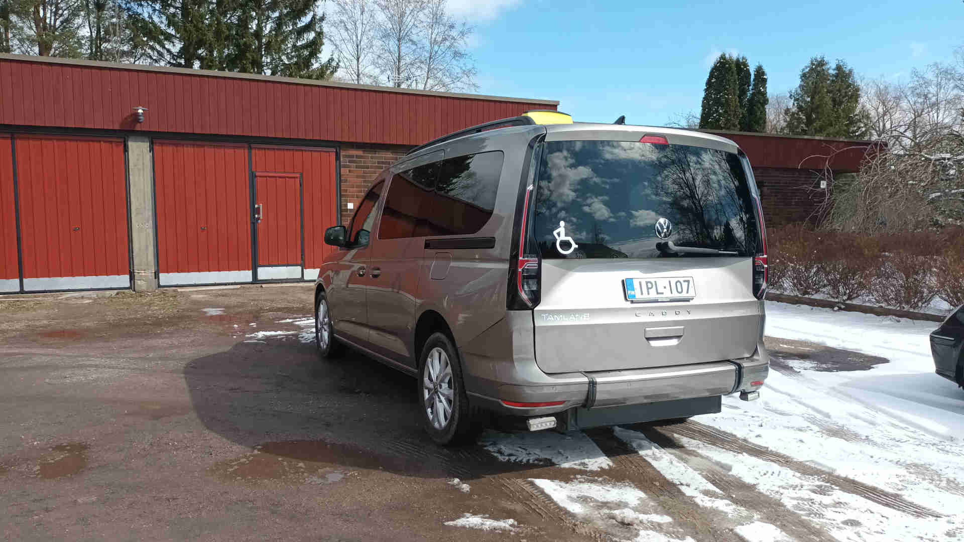 Volkswagen Caddy, Henkilömäärä: 6+1, 4+pyörätuoli tai 2+paarit.