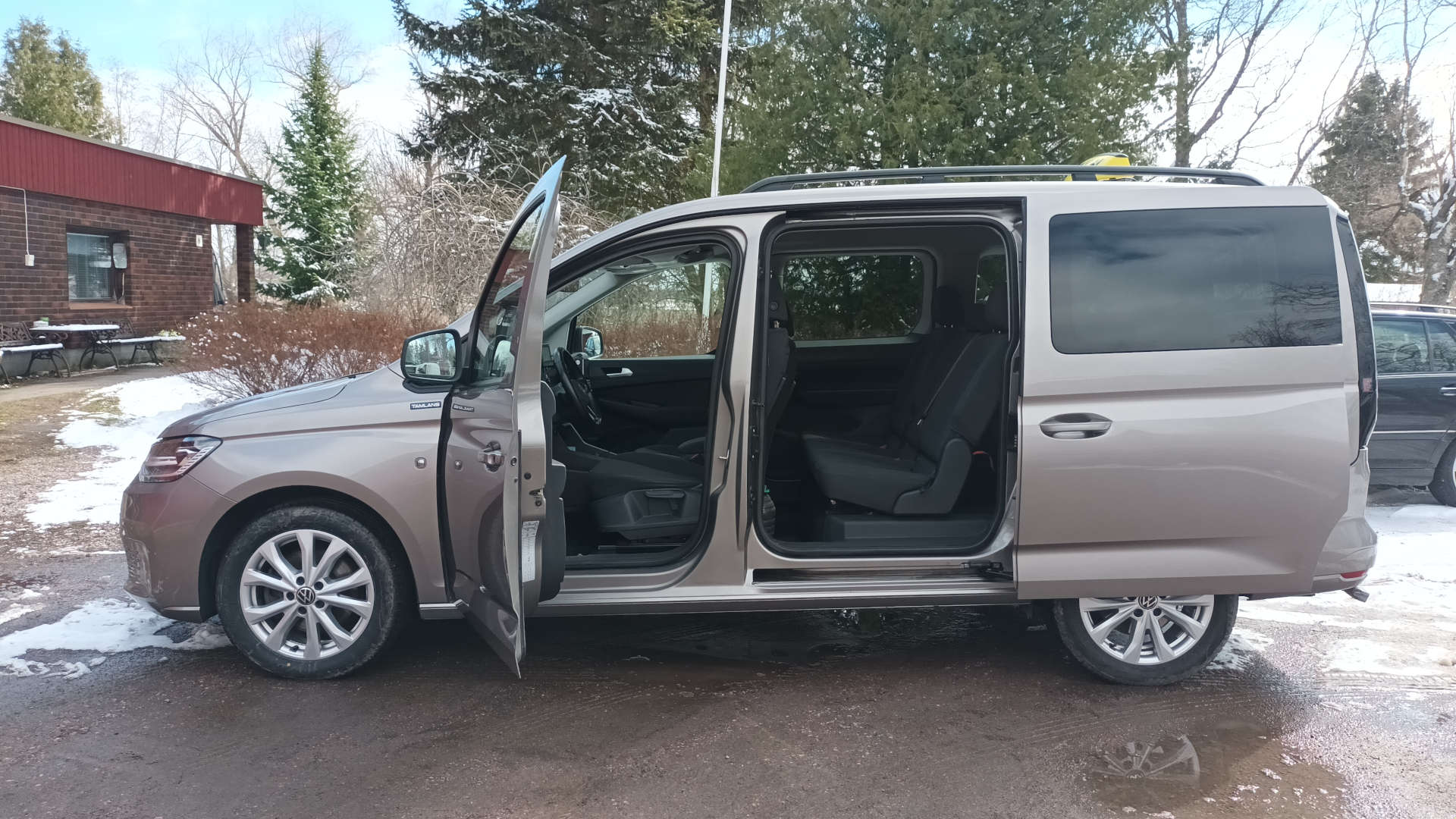Volkswagen Caddy, Henkilömäärä: 6+1, 4+pyörätuoli tai 2+paarit.