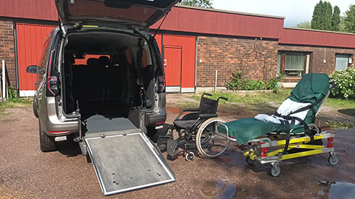 Paarit ja pyörätuoli.