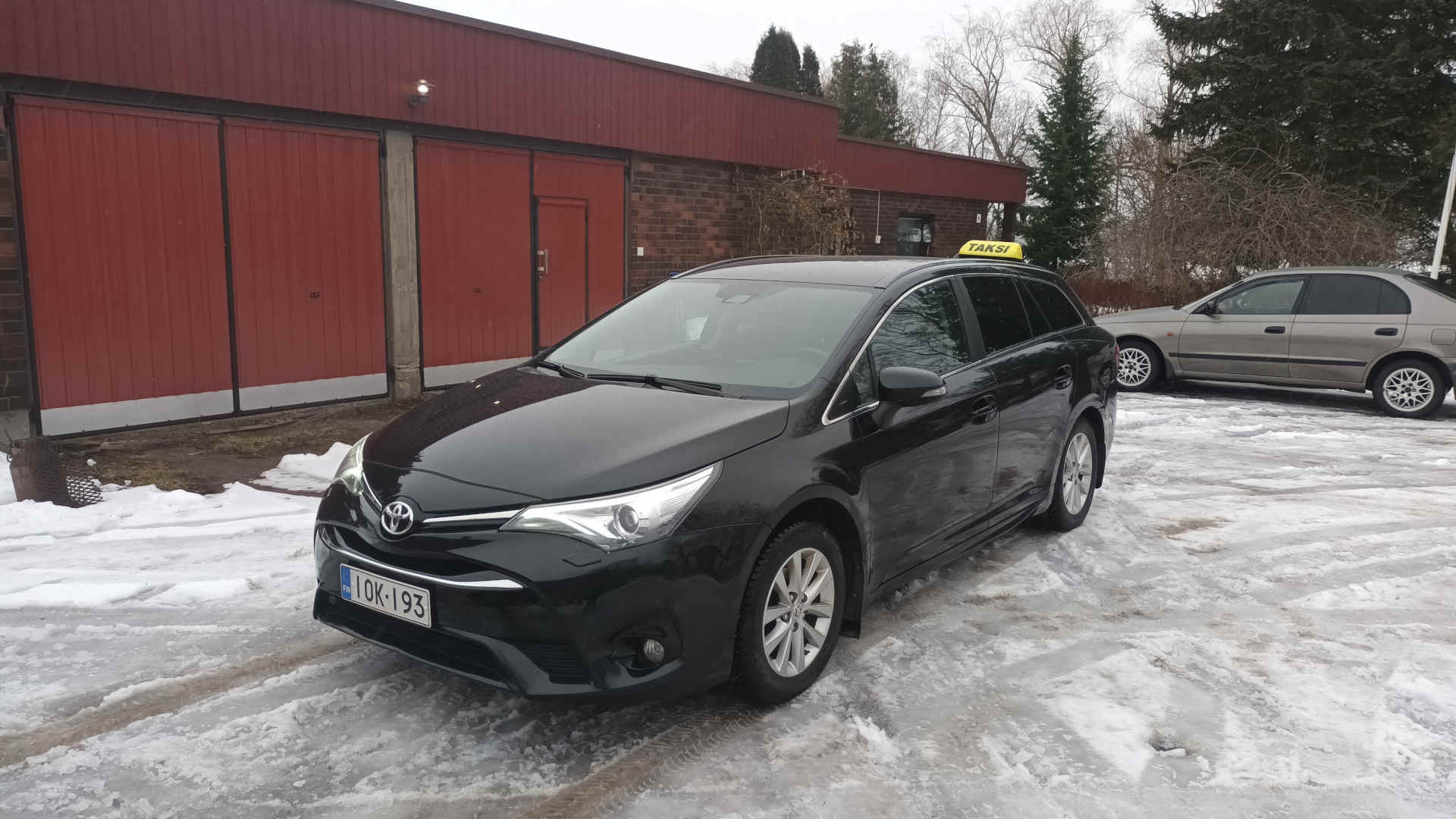 Toyota Avensis, 5-paikkainen henkilöauto.