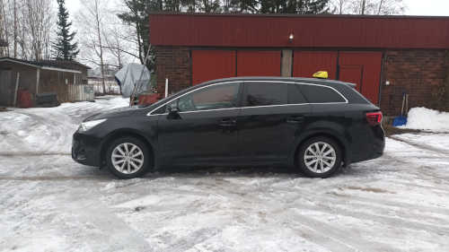 Toyota Avensis, 5-paikkainen henkilöauto.