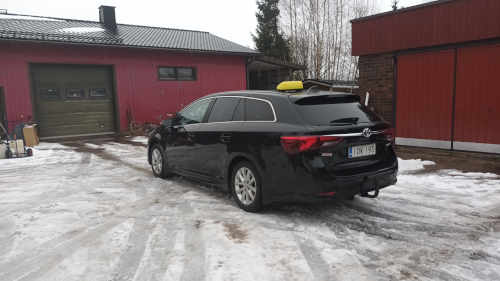 Toyota Avensis, 5-paikkainen henkilöauto.
