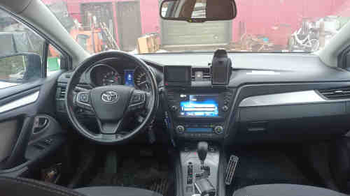 Toyota Avensis, 5-paikkainen henkilöauto.